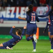  曼城女足三连冠伟业，男足王朝何时终结  